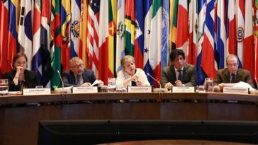 Cepal-Generalsekretärin Alicia Bárcena (Bildmitte) stellte den Jahresbericht 2018 in Santiago vor