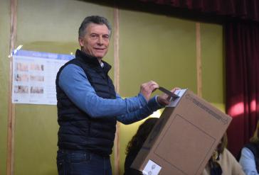 Der noch amtierende Präsident setzt, wie hier bei seiner Stimmabgabe am Sonntag, alles auf eine Karte, um doch noch Präsident bleiben zu können Der noch amtierende Präsident setzt, wie hier bei seiner Stimmabgabe am Sonntag, alles auf eine Karte, um doch noch Präsident bleiben zu können