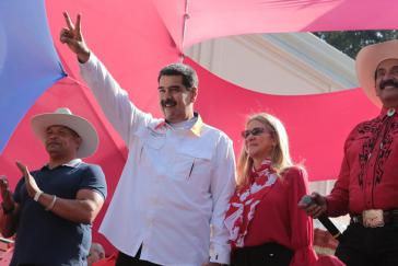 Nicolás Maduro zeigte sich am Montag am Jahrestag der Präsidentschaftswahlen selbstbewusst und schlug eine Neuwahl des Parlaments vor, um ein Stimmungsbild im Land zu bekommen