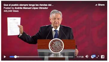 Wird nicht mehr kandidieren: Andrés Manuel López Obrador zeigt das von ihm unterschriebene Dokument bei einer Pressekonferenz (Screenshot)
