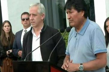 Evo Morales bei der kurzen Ansprache nach seiner Ankunft auf dem Flughafen von Mexiko-Stadt