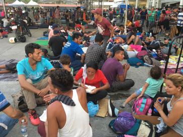 Warten an einer Registrierungsstelle für die "tarjeta humanitaria": Immer mehr Migranten aus Zentralamerika bleiben in Mexiko Warten an einer Registrierungsstelle für die "tarjeta humanitaria": Immer mehr Migranten aus Zentralamerika bleiben in Mexiko