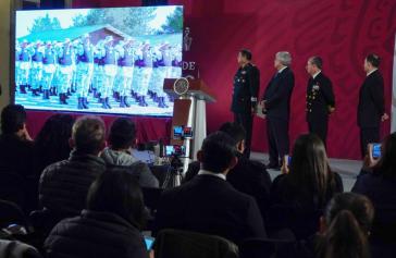 Vor der Presse warb Mexikos Präsident (zweiter von links) in Anwesenheit von Militärvertretern für sein Projekt und rief die Jugend Mexikos auf, sich der Nationalgarde anzuschließen