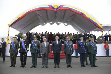 Teile der kolumbianischen Militärführung, hier in der Mitte Präsident Iván Duque, stehen stark unter Druck