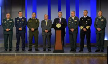 Führung der kolumbianischen Sicherheitskräfte seit Dezember. In der Mitte Präsident Iván Duque, rechts von ihm Verteidigungsminister Guillermo Botero