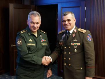 Die Verteidigungsminister von Venezuela und Russland, Vladimir Padrino López und Sergei Schoigu (links), bei einem Treffen am Donnerstag in Moskau Die Verteidigungsminister von Venezuela und Russland, Vladimir Padrino López und Sergei Schoigu (links), bei einem Treffen am Donnerstag in Moskau