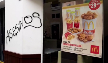 "Mörder": Inschrift an einer McDonalds-Filiale in Trujillo, Peru, nach dem Tod der beiden Angestellten (Screenshot)