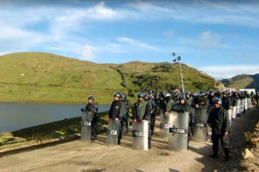 Im Auftrag der Betreiberfirmen schützen Polizisten in Peru das Goldbergwerk Yanacocha im peruanischen Departement Cajamarca vor den Protesten der örtlichen Bevölkerung (Screenshot)