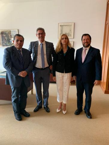 Der venezolanische Vize-Außenminister, Yván Gil (rechts), bei einem Treffen im Auswärtigen Amt in Berlin am Montag. Die Beziehungen könnten sich langsam normalisieren... Der venezolanische Vize-Außenminister, Yván Gil (rechts), bei einem Treffen im Auswärtigen Amt in Berlin am Montag. Die Beziehungen könnten sich langsam normalisieren...