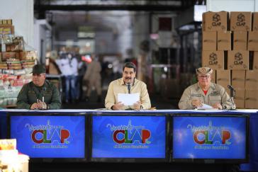 Venezuelas Präsident Maduro bei einem im TV übertragenen Treffen mit Verteidigungsminister Padrino Lopez (links) und dem Minister für Ernährung und Milizkommandant Tellería