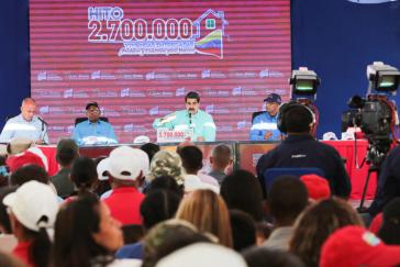 Gouverneur Rodríguez (links im Bild) bestätigte im Rahmen der 2,7 Millionsten Wohnungsübergabe gemeinsam mit Präsident Maduro die Einrichtung ständiger Arbeitstreffen mit der Opposition
