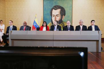 Regierungs-und Oppositionsvertreter bei ihrem Treffen am Montag Regierungs-und Oppositionsvertreter bei ihrem Treffen am Montag