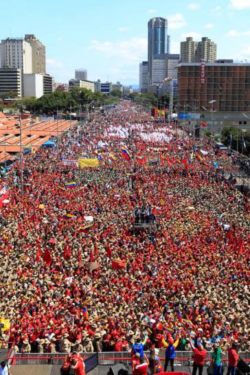 Chavistas feierten am 2. Februar auf der Avenida Bolívar den 20.Jahrestag der Bolivarischen Revolution. ARD- Kommentar dazu: "Es kamen bestellte Funktionäre und Milizen, der Boulevard an sich war weitgehend leer."