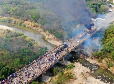 Ein brennender LKW und Anhänger des selbsternannten Interimspräsidenten Guaidó auf der kolumbianischen Seite der Grenzbrücke Francisco de Paula Santander