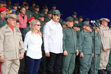 Präsident Maduro mit Vertretern des Militärs: "Zivil-militärische Einheit intakt"