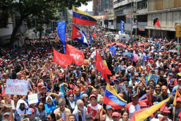 Regierungsanhänger auf den Straßen von Caracas, Venezuela