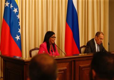 Venezuelas Vizepräsidentin Rodríguez und Russlands Außenminister Lawrow bei der Pressekonferenz am Freitag in Moskau