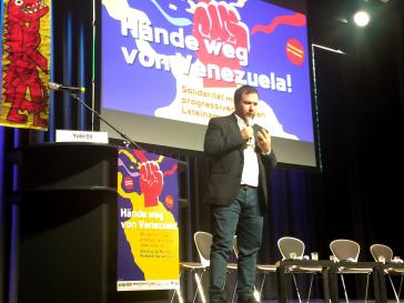 Venezuelas Vize-Außenminister für Europa, Yván Gil, bei der Solidaritätskonferenz am Dienstagabend in Berlin