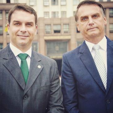 Im Visier der Ermittler: Präsidentensohn Flávio Bolsonaro (links) mit seinem Vater