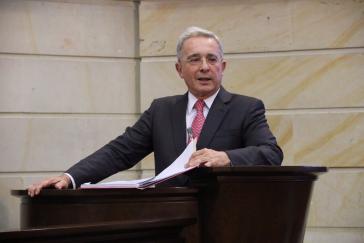 Gegen Uribe gibt es auch dutzende Anschuldigungen wegen Kooperation mit Paramilitärs und Beteiligung an Massakern