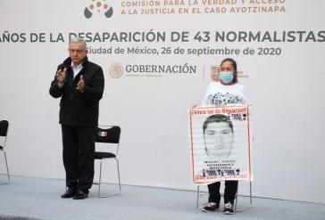 Präsident Andrés Manuel López Obrador mit María Martínez Zeferino bei der Gedenkveranstaltung im Regierungspalast in Méxiko-Stadt
