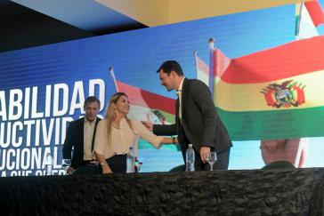 De-facto Präsidentin Jeanine Áñez bei einem Treffen mit der bolivianischen Wirtschaft, dem ihr Konkurrent innerhalb der Ultrarechten, Fernando Camacho, aus Protest fernblieb