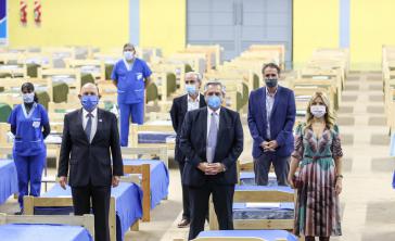 Präsident Fernández beim Besuch eines Krankenhauses in der Provinz Formosa, das sich auf die Behandlung von Covid-19-Patienten vorbereitet (vorn Mitte)