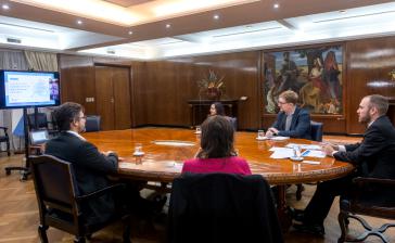 Argentiniens Wirtschaftsminister Guzman (ganz rechts im Bild) bei der öffentlichen Videokonferenz am Mittwoch