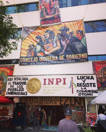 Eingang des besetzten Nationalen Instituts für indigene Völker in Mexiko-Stadt