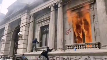 Bei den Protesten in Guatemala gegen den Haushaltsplan für 2021 wurde Feuer im Kongressgebäude gelegt Bei den Protesten in Guatemala gegen den Haushaltsplan für 2021 wurde Feuer im Kongressgebäude gelegt