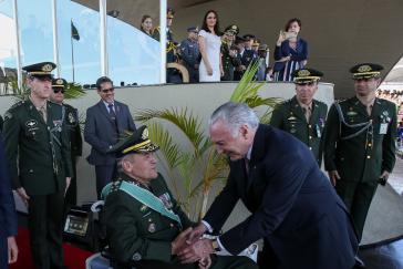 Temer begrüßt den Oberbefehlshaber der Streitkräfte, General Villas Bôas, am "Tag des Soldaten" 2018