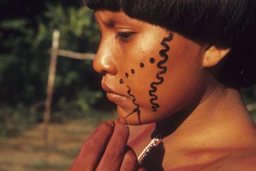 Eine indigene Frau aus dem Volk der Yanomami im Dorf Demini im brasilianischen Bundesstaat Roraima bemalt ihr Gesicht