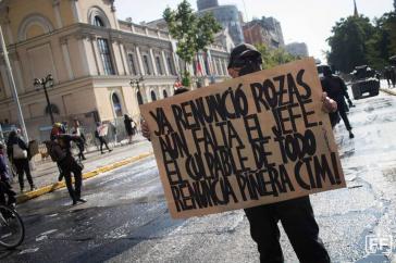 Demonstrationen in ganz Chile fordern die Auflösung der Carabineros und den Rücktritt des Präsidenten. "Rozas ist schon zurückgetreten, fehlt noch der Chef, der Schuldige an allem. Tritt zurück, Piñera"
