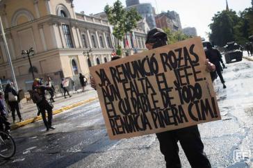 Demonstrationen in ganz Chile fordern die Auflösung der Carabineros und den Rücktritt des Präsidenten. "Rozas ist schon zurückgetreten, fehlt noch der Chef, der Schuldige an allem. Tritt zurück, Piñera" Demonstrationen in ganz Chile fordern die Auflösung der Carabineros und den Rücktritt des Präsidenten. "Rozas ist schon zurückgetreten, fehlt noch der Chef, der Schuldige an allem. Tritt zurück, Piñera"