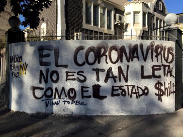 "Das Coronavirus ist nicht so tödlich wie der chilenische Staat“: Graffiti in der Nähe vom Plaza Dignidad in Santiago
