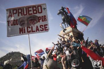 Auf der Straße für eine neue Verfassung: "Ich stimme dafür - Alles für meine Klasse". Kundgebung auf der Plaza Dignidad