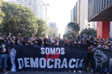 Protest antifaschistischer Fußball-Fans gegen Jair Bolsonaro am 31. Mai in São Paulo. Protest antifaschistischer Fußball-Fans gegen Jair Bolsonaro am 31. Mai in São Paulo.
