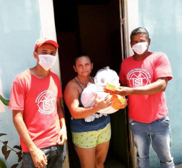 Gegen den Corona-Virus verteilt die Wohnungslosenbewegung MTST Desinfektionsmittel, hier in Maceió. Präsident Jair Bolsonaro nennt den Virus "eine kleine Grippe".