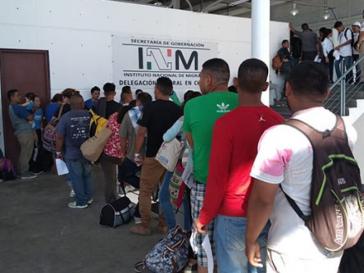 Flüchtlinge aus Zentralamerika vor dem Migrationsinstitut in Mexiko