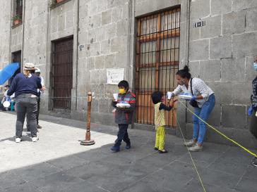 Die olla comuitaria in Quetzaltenango verteilt Essen an Bedürftige