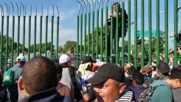Migranten durchbrachen die Barriere und reisten nach Guatemala ein