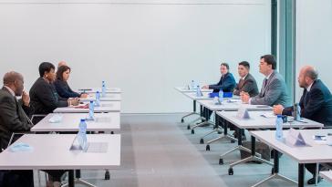 Vertreter der bolivianischen De-facto-Regierung (rechts) treffen ICC-Chefanklägerin Fatou Bensouda (links)