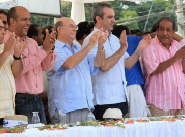 Abinader (2.v.r.) mit Parteifreunden in der Dominikanischen Republik