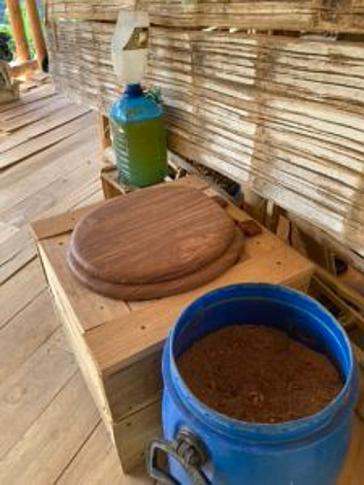 Trockenklos und Regenwassertanks gehören zu den nachhaltigen Lösungsansätzen für die Schonung der Ressource Wasser Trockenklos und Regenwassertanks gehören zu den nachhaltigen Lösungsansätzen für die Schonung der Ressource Wasser