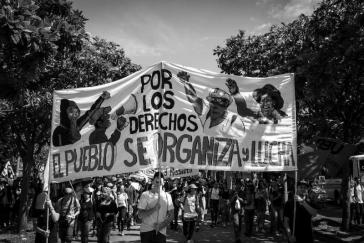 Banner "Por los derechos. El Pueblo se organiza y lucha"