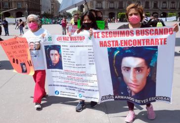 Angehörige von Verschwunden bei einer Demonstration in Mexiko-Stadt. Sie fordern konkrete Maßnahmen der Regierung bei der Suche und Aufklärung