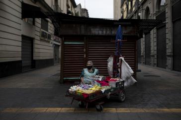 Straßenhändlerin Doña Crescencia (71) in Mexiko-Stadt. Aufgrund der Ausgangsbeschränkungen hat sie an diesem Tag nur zwei Zigaretten verkauft