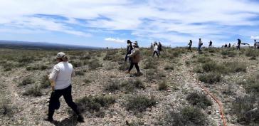 Auf der Suche: Angehörige von Verschwundenen und Behördenvertreter durchkämmen gemeinsam ein Gelände in Zacatecas, Zentralmexiko Auf der Suche: Angehörige von Verschwundenen und Behördenvertreter durchkämmen gemeinsam ein Gelände in Zacatecas, Zentralmexiko