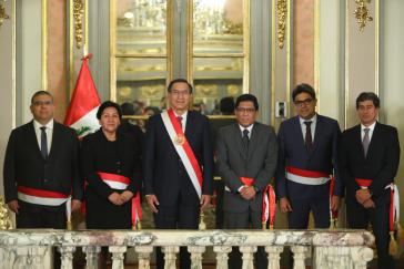Präsident Martín Vizcarra mit seinem Kabinettschef und vier neuen Ministern