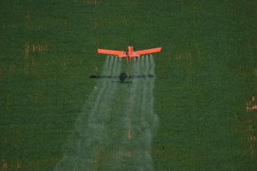 Pestizide werden in Brasilien teilweise auch mit dem Flugzeug gespritzt